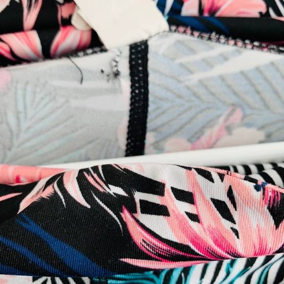 Floral gym biker shorts. Mesh on the side. Medium - Picture 6 of 6